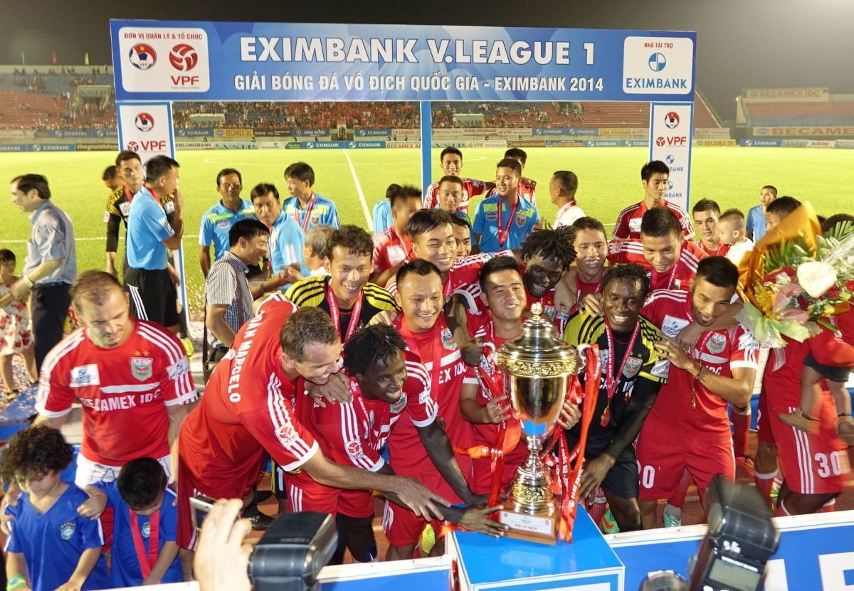 Binh Duong welcomes the Cup at Go Dau's home field 0
