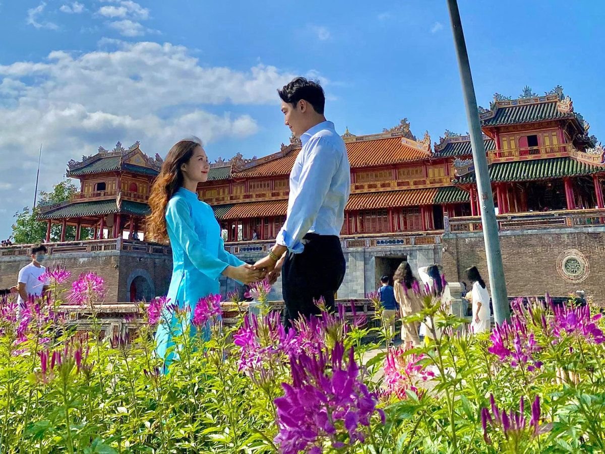 The girl led her Korean boyfriend to explore Vietnam