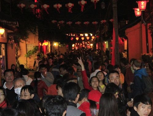 Hoi An is bustling with colors at Nguyen Tieu night 2