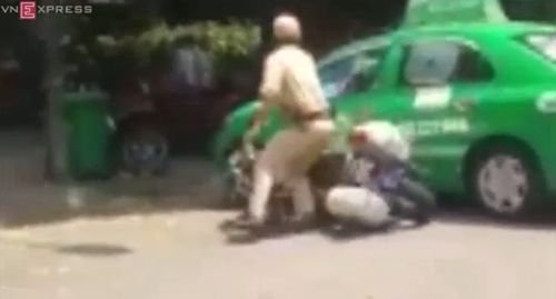 Traffic police chase violating taxis on the street 3