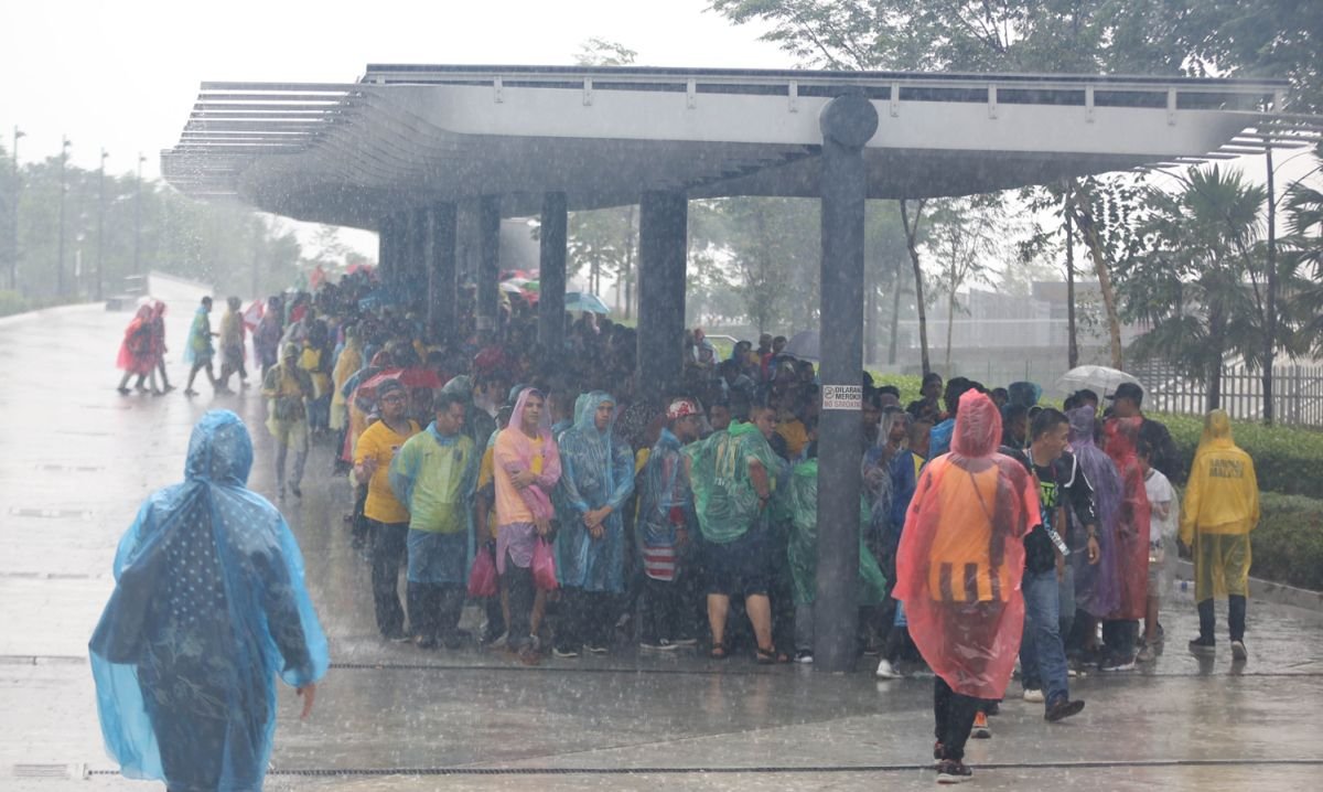 Malaysian fans asked Vietnam to take shelter from the rain