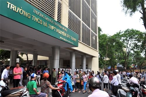 Students jostle for admission to Nguyen Tat Thanh Secondary School 0