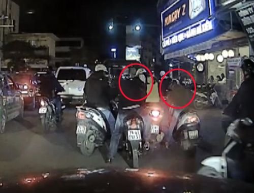 The video of 3 young men surrounding a girl on a Hanoi street is the hottest in the community 3