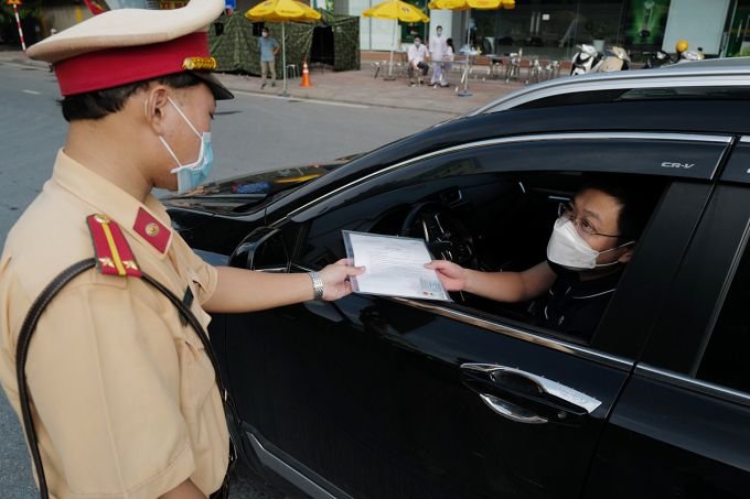 Traffic police will participate in issuing travel permits in Hanoi