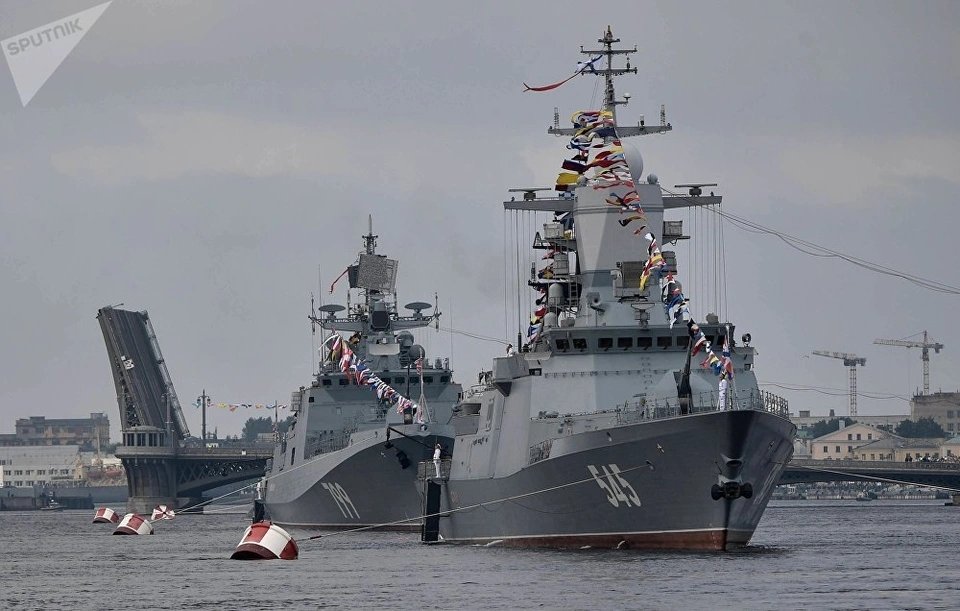 Russian warships simultaneously displayed their power on Navy Day